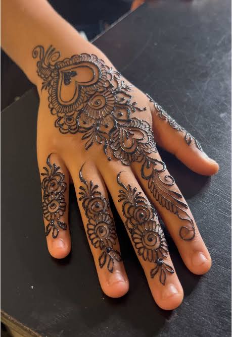 Heart Pattern Mehndi 3