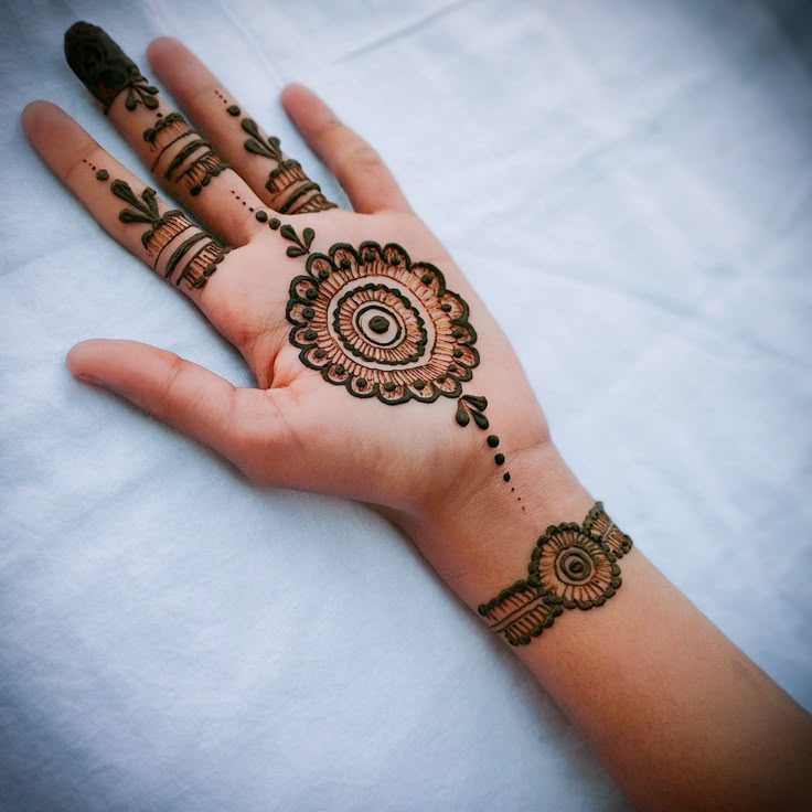 beginner cute simple mehndi designs for front hands 10